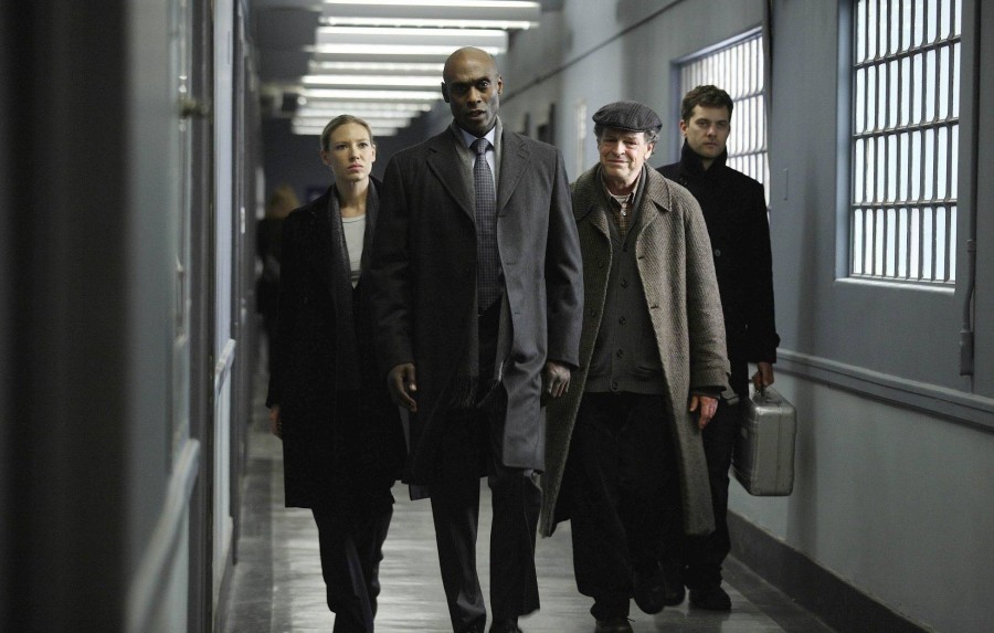 Olivia (Anna Torv), Phillip (Lance Reddick), Walter (John Noble) et Peter (Joshua Jackson) marchent dans les couloirs