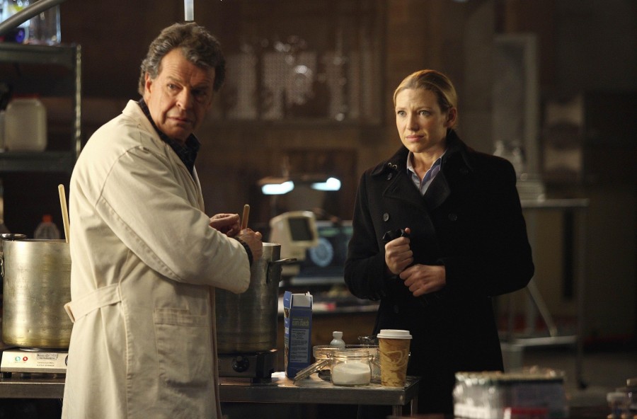 Walter (John Noble) et Olivia (Anna Torv) au laboratoire